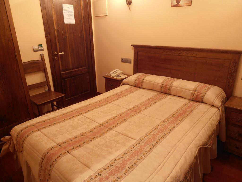 Hostal Virgen de la Encina Ponferrada Habitación foto